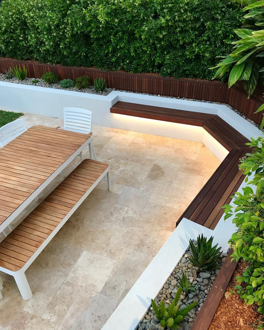 French Pattern Travertino Mix aplicado — Áreas externas, varandas e entorno de piscinas