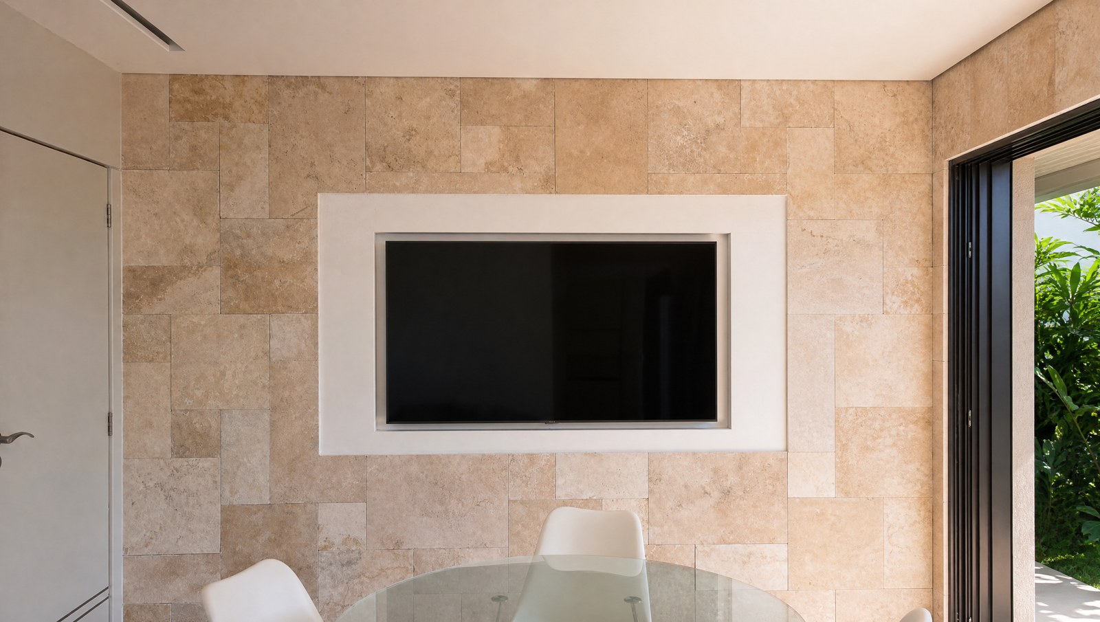 French Pattern Travertino Mix aplicado. Piso e revestimento, áreas externas e entorno de piscinas