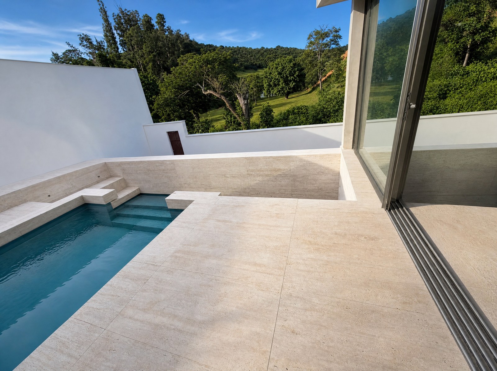 Travertino Clássico aplicado. Piso e revestimento, áreas internas e externas