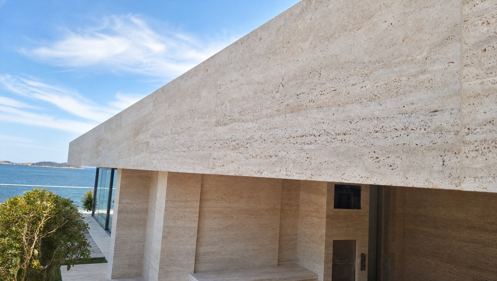 Travertino Clássico aplicado. Piso e revestimento, áreas internas e externas