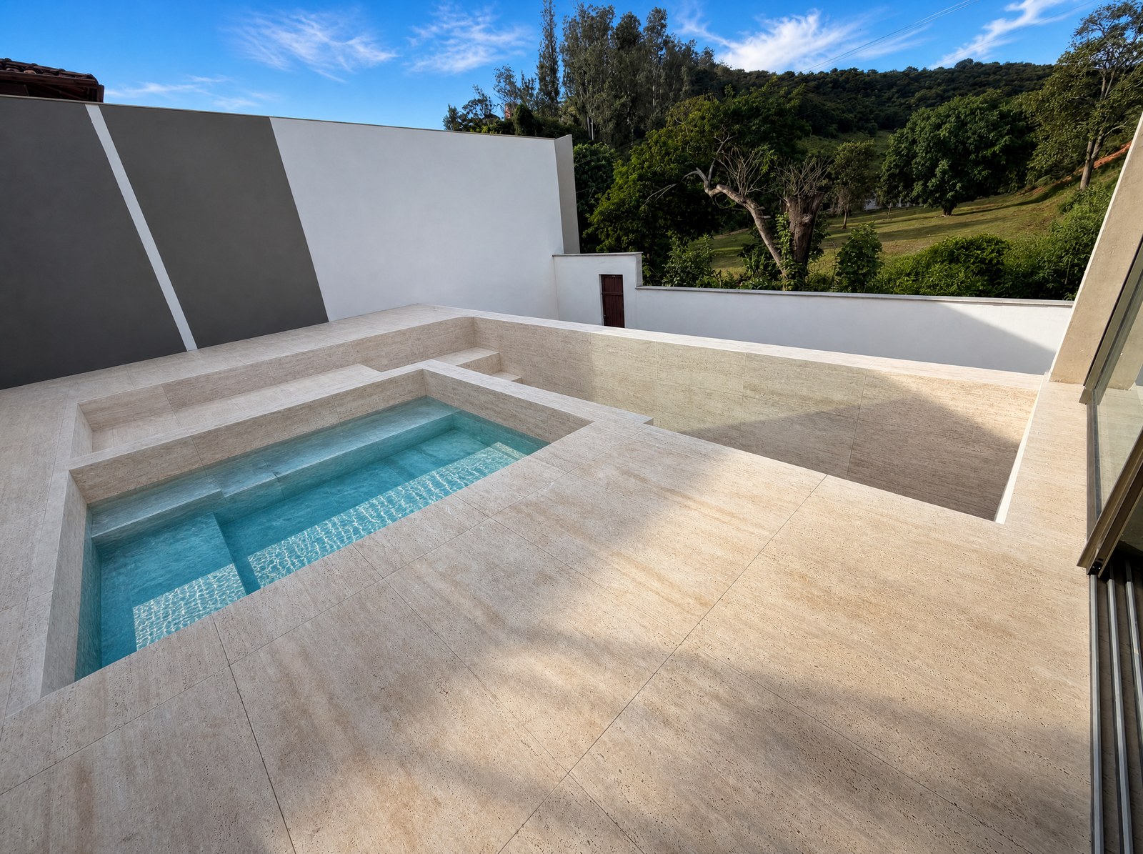 Travertino Clássico aplicado. Piso e revestimento, áreas internas e externas