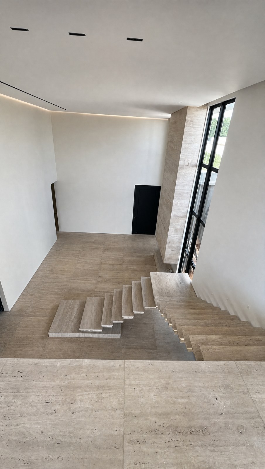 Travertino Romano DZ aplicado. Piso e revestimento, áreas internas e externas