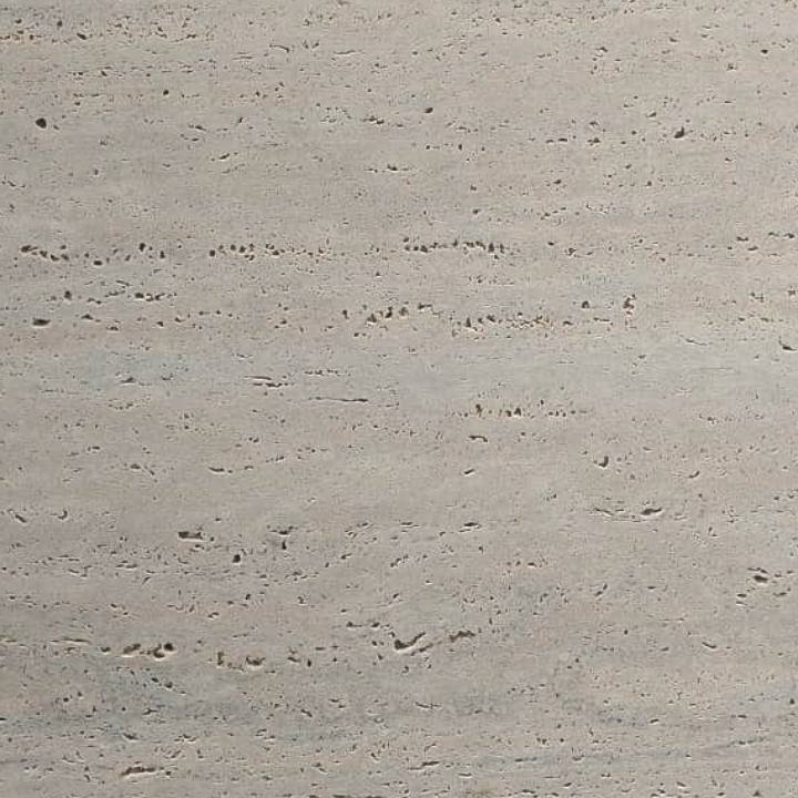Superfície do travertino romano de perto, com os poros naturais da pedra à vista