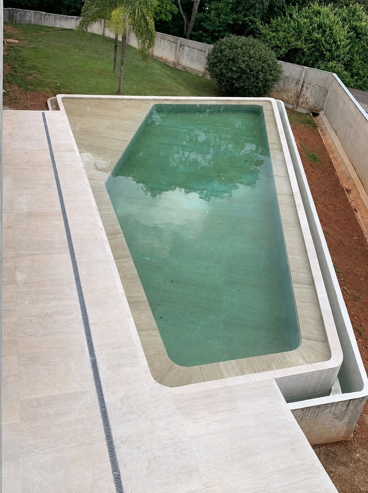 Travertino Romano DZ aplicado. Piso e revestimento, áreas internas e externas