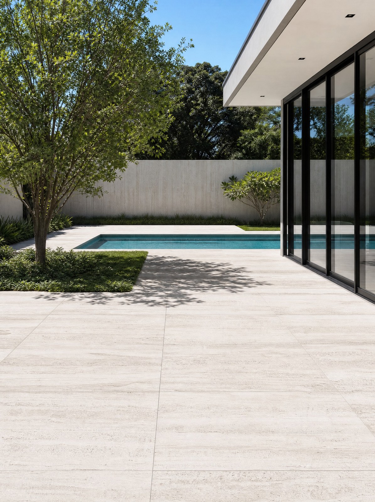 Travertino Romano Light aplicado. Piso e revestimento, áreas internas e externas