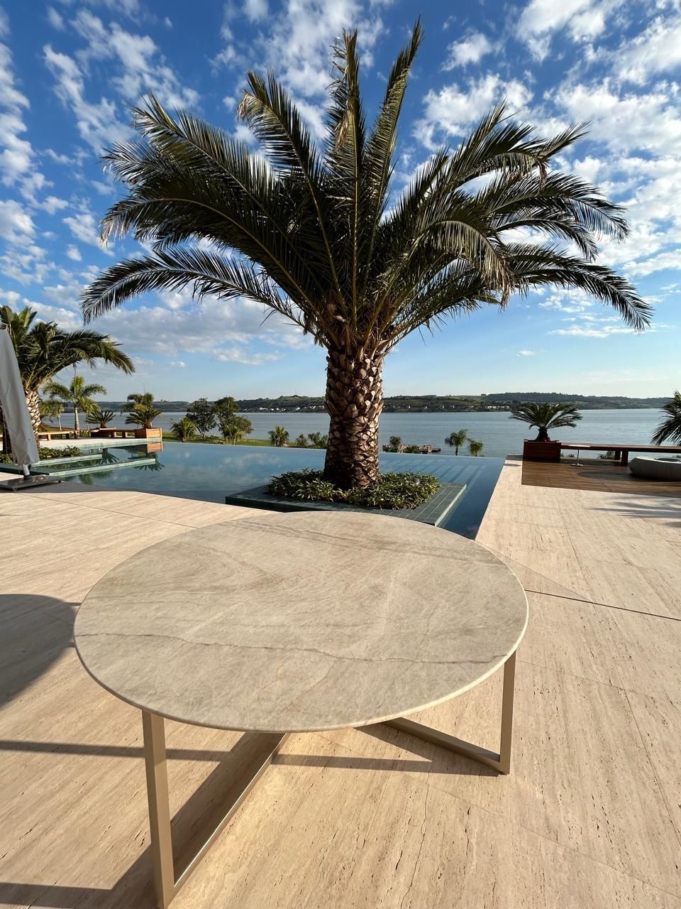 Travertino Romano Light aplicado. Piso e revestimento, áreas internas e externas