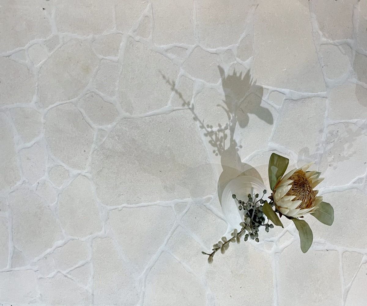 Limestone Orgânico Anticato aplicado — Caminhos, jardins e áreas externas