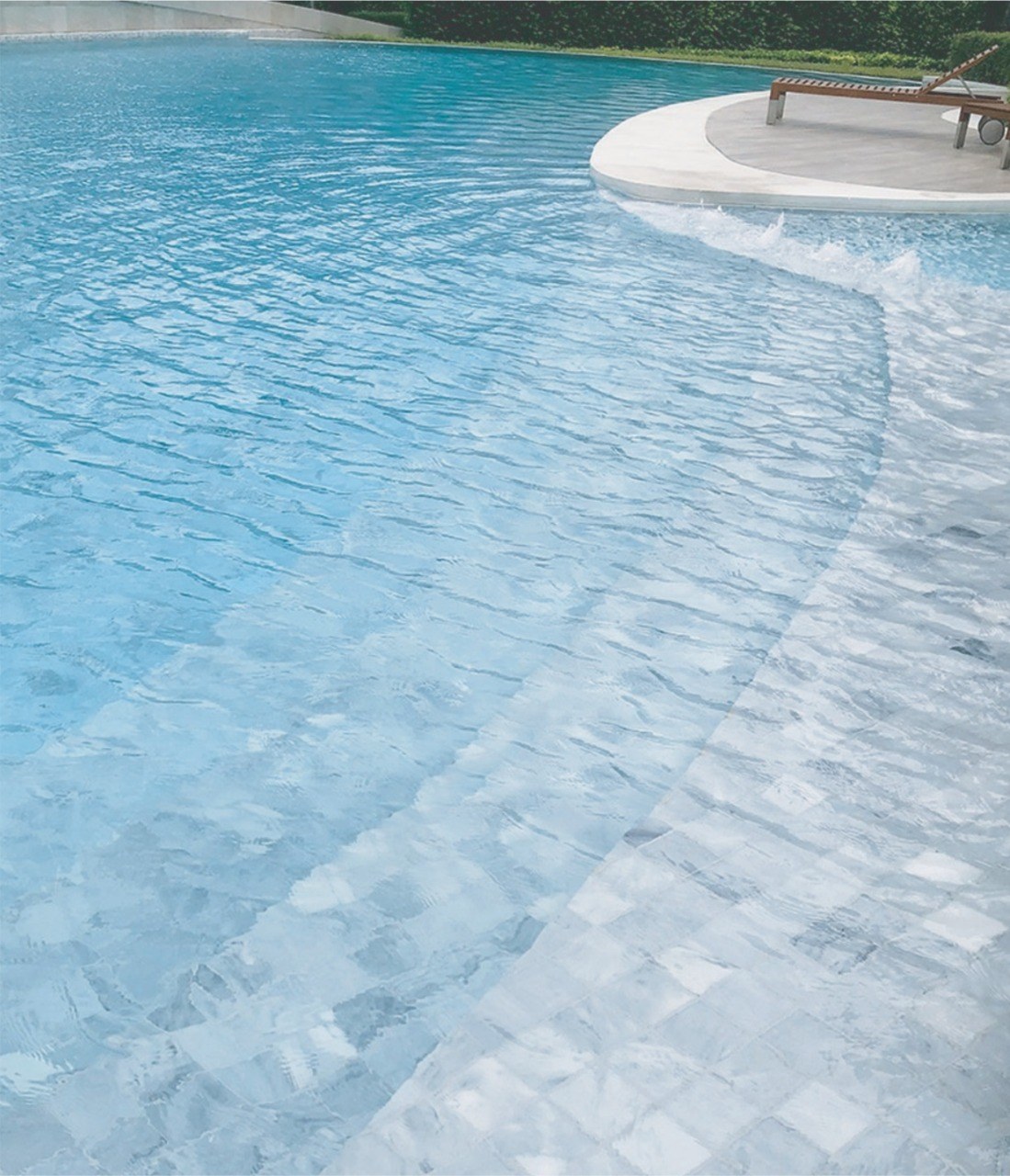 Pedra Aquamarine aplicada. Piscinas e áreas molhadas