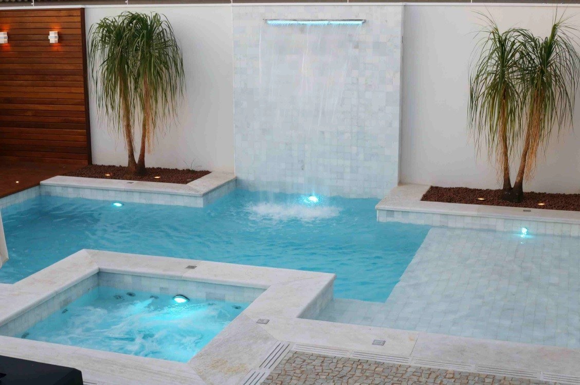 Pedra Aquamarine aplicada. Piscinas e áreas molhadas