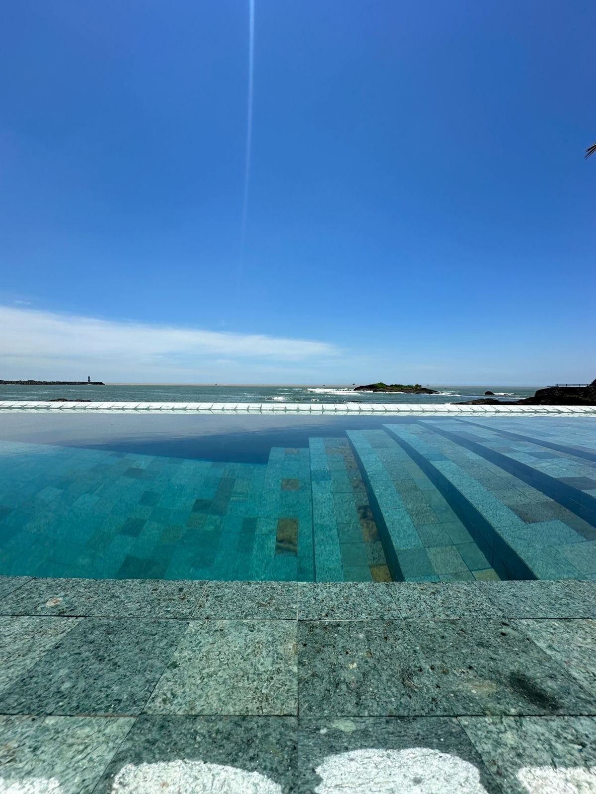 Pedra Hijau Lisa aplicada. Piscinas, bordas e áreas molhadas