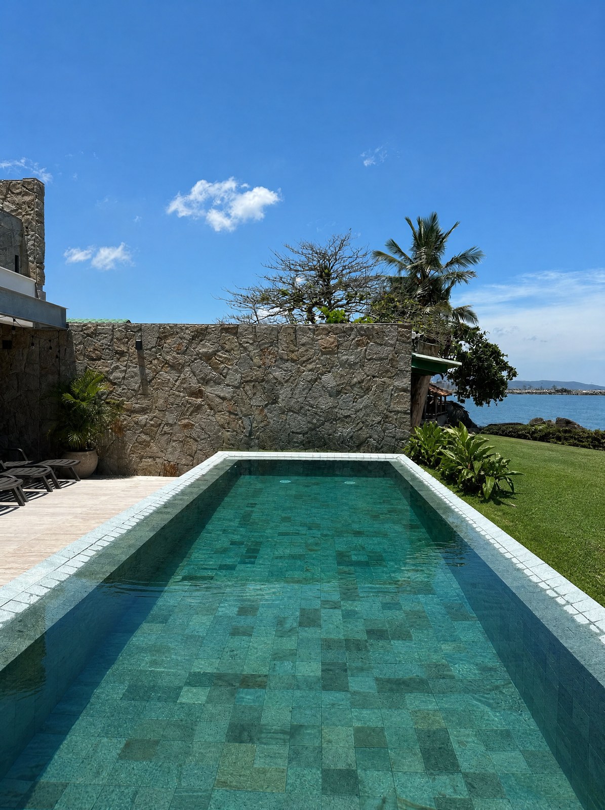 Pedra Hijau Lisa aplicada. Piscinas, bordas e áreas molhadas