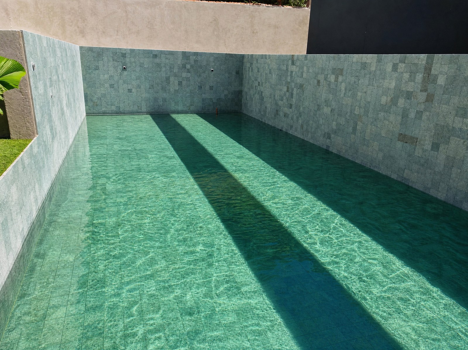 Pedra Hijau Lisa aplicada. Piscinas, bordas e áreas molhadas