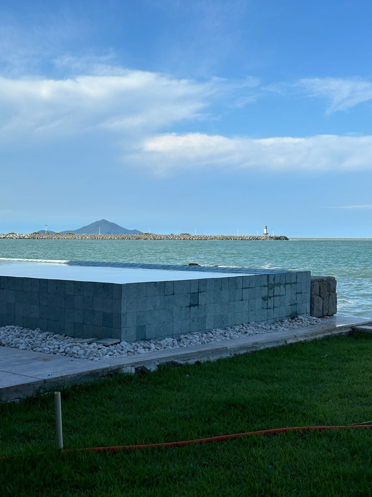 Pedra Hijau Lisa aplicada. Piscinas, bordas e áreas molhadas