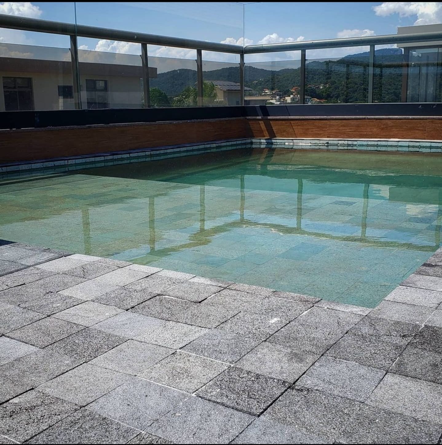 Pedra Hitam Lisa aplicada. Piscinas, bordas e áreas molhadas