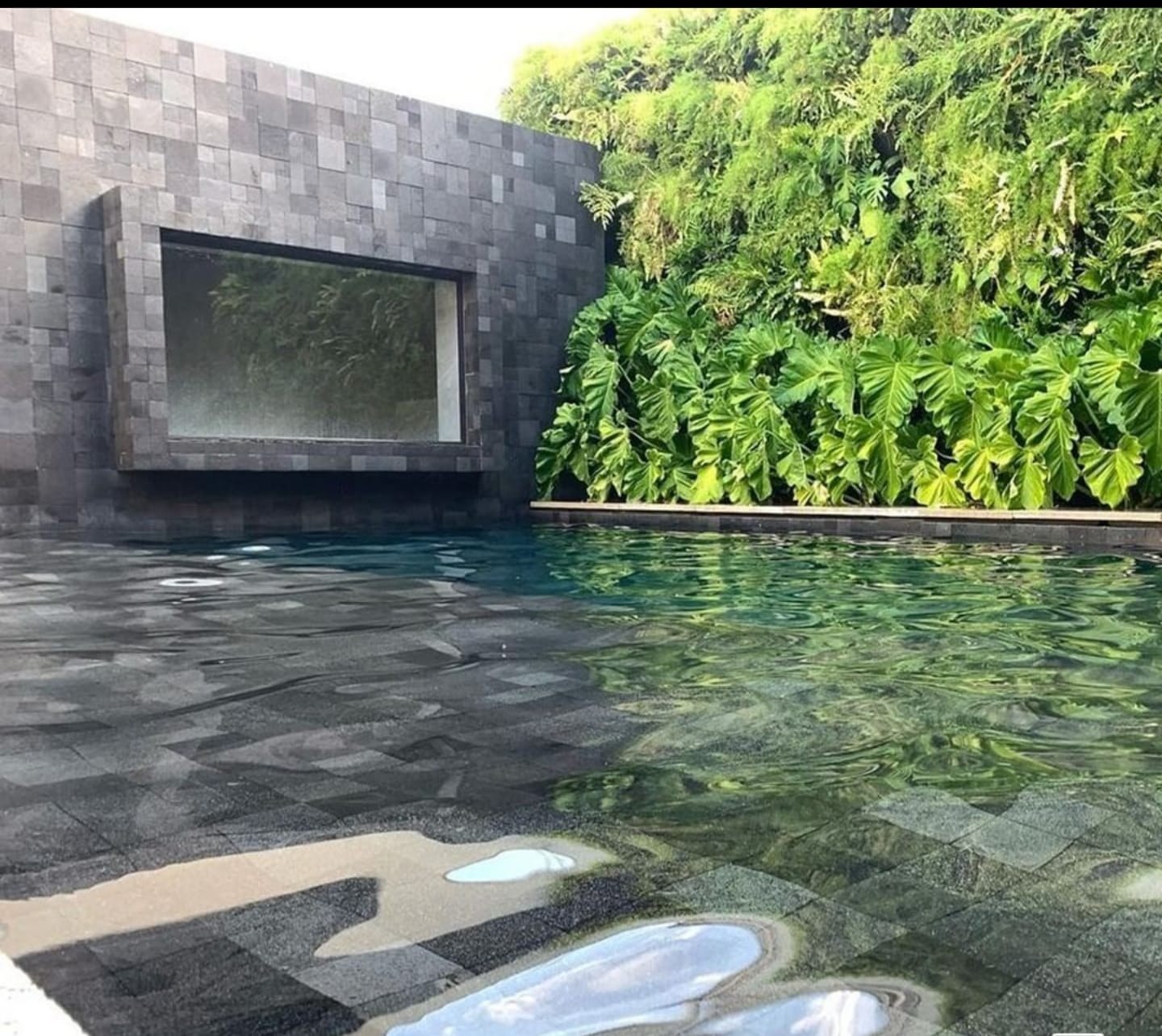 Pedra Hitam Lisa aplicada. Piscinas, bordas e áreas molhadas