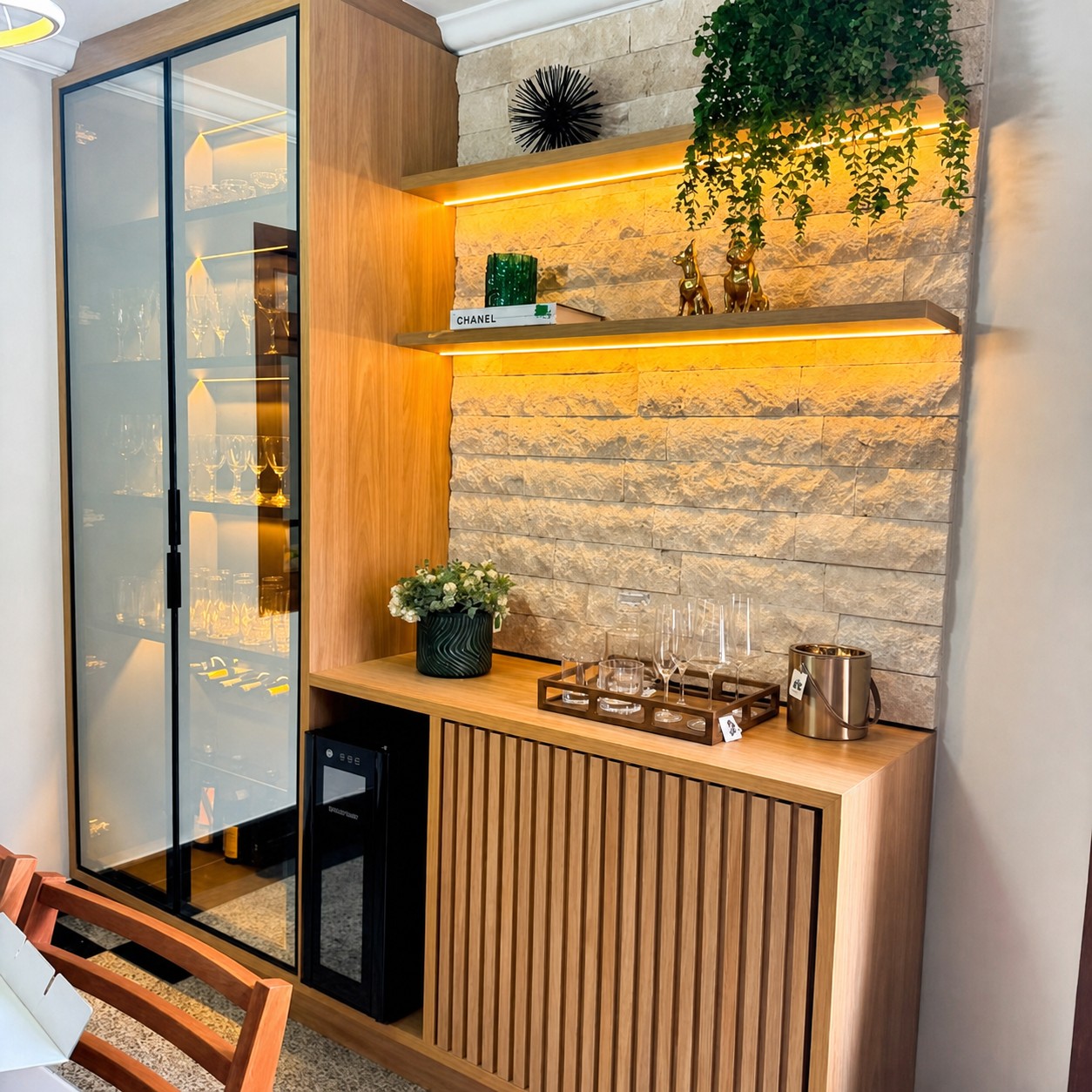 Parede interna revestida com Rock Face Luxor