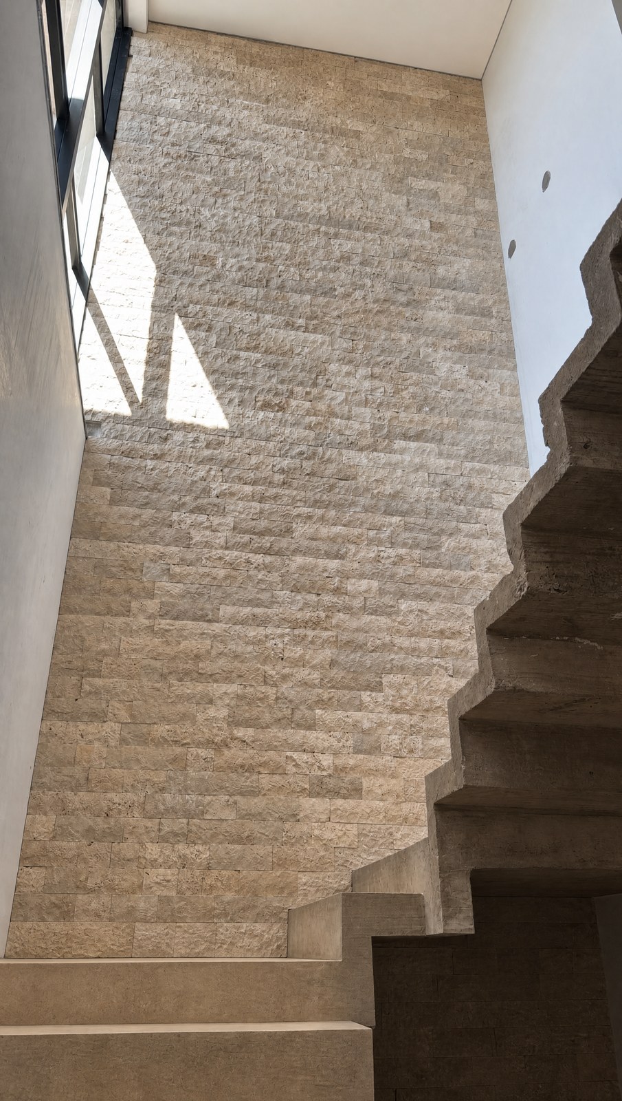 Rock Face Travertino Romano Light aplicado. Fachadas, muros e paredes de destaque