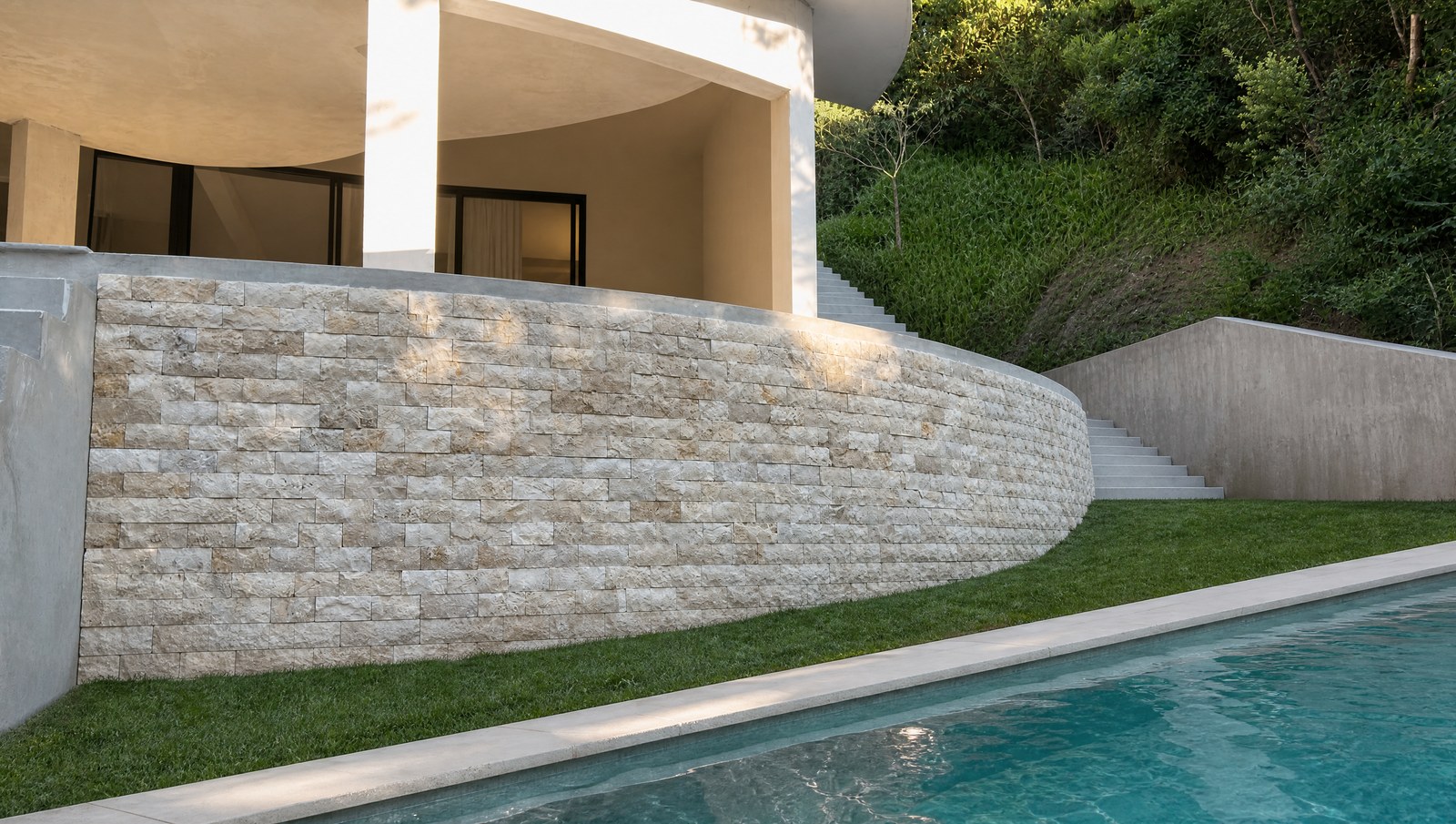Rock Face Travertino Romano Light aplicado. Fachadas, muros e paredes de destaque