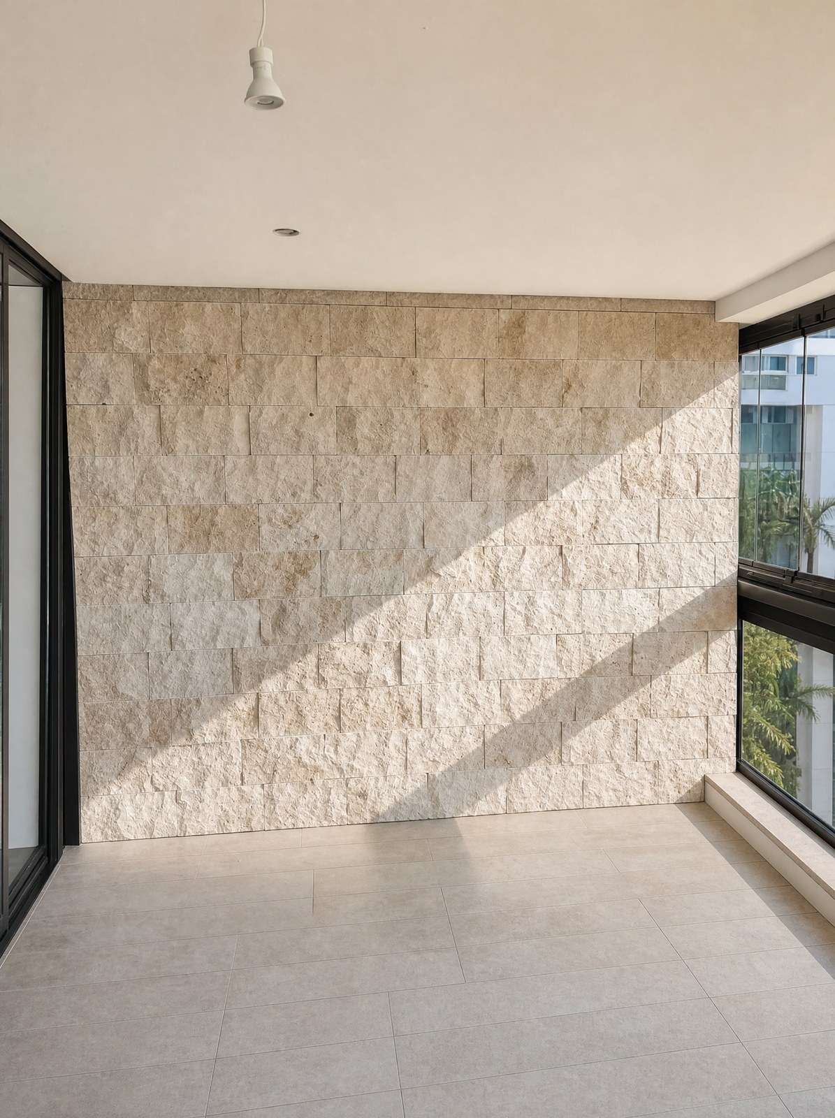 Rock Face Travertino Romano Light aplicado. Fachadas, muros e paredes de destaque