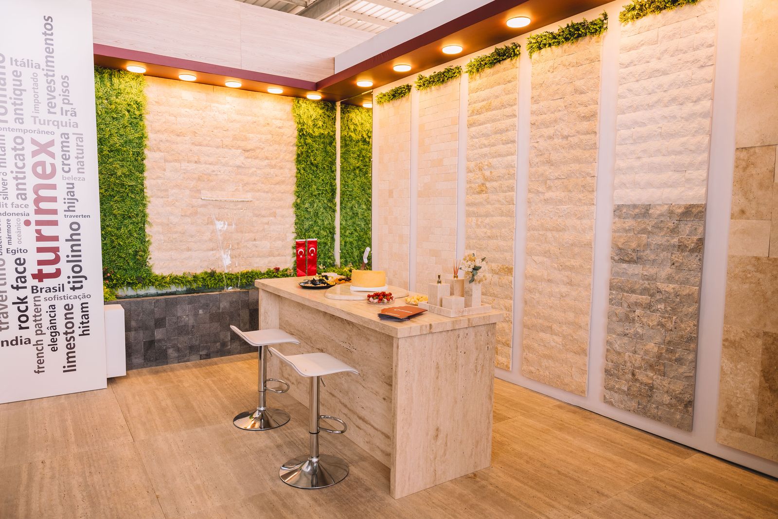 Ambiente de showroom com várias pedras rock face