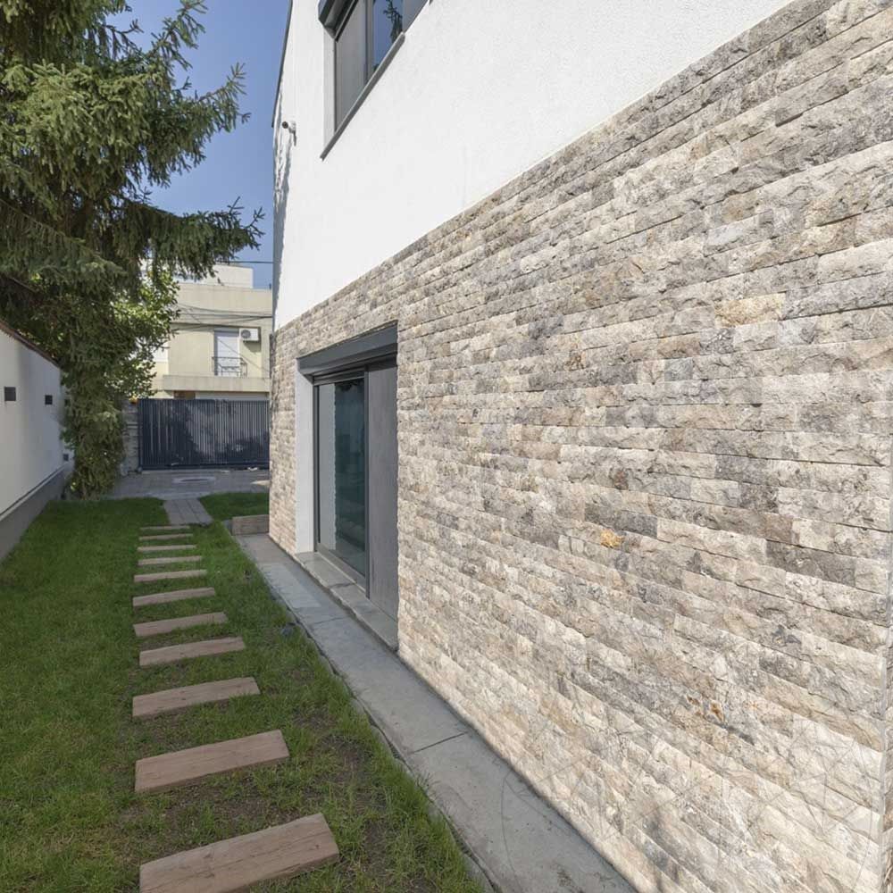 Rock Face Travertino Silver em fachada com jardim