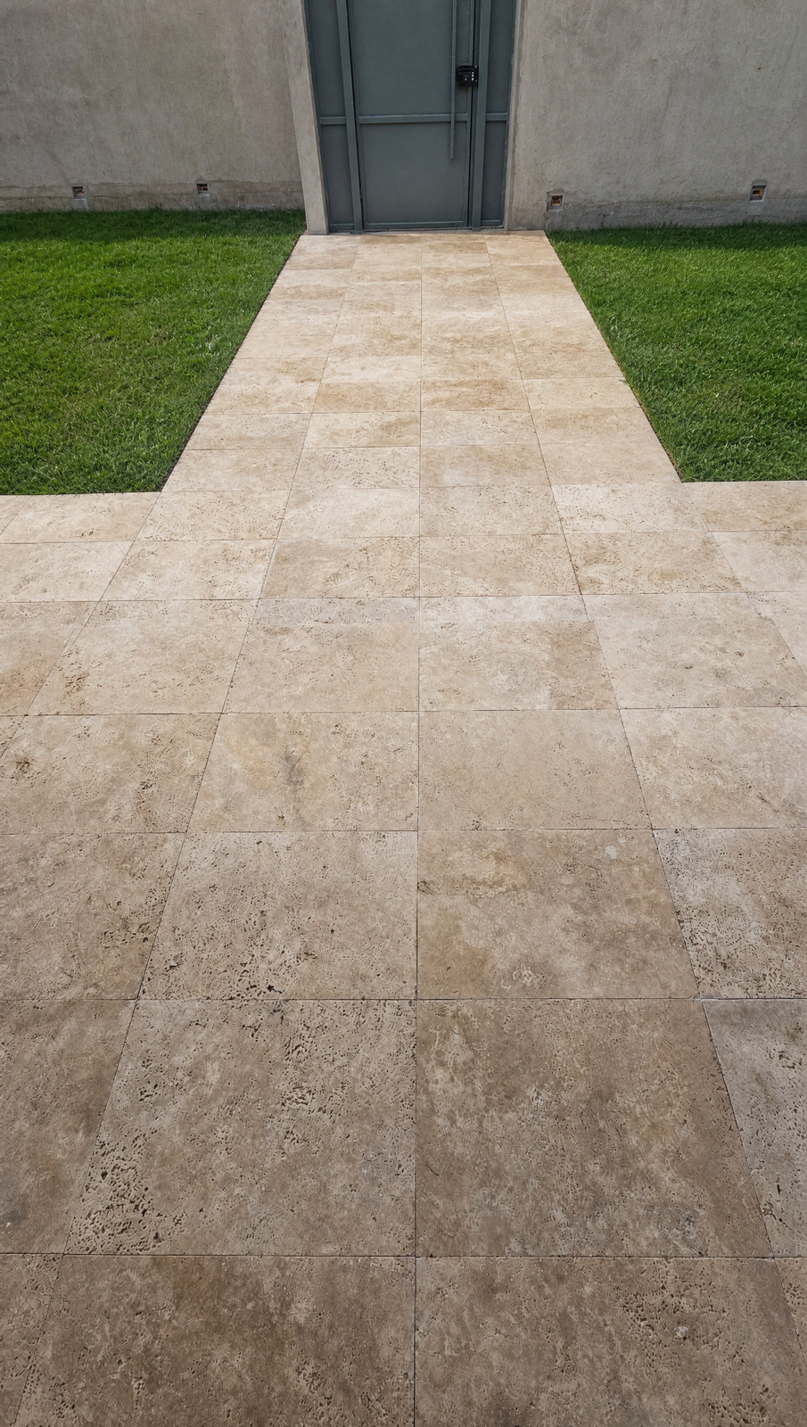 Travertino Romano Anticato 40,6×61 aplicado. Pisos, paredes e fachadas, áreas internas e externas