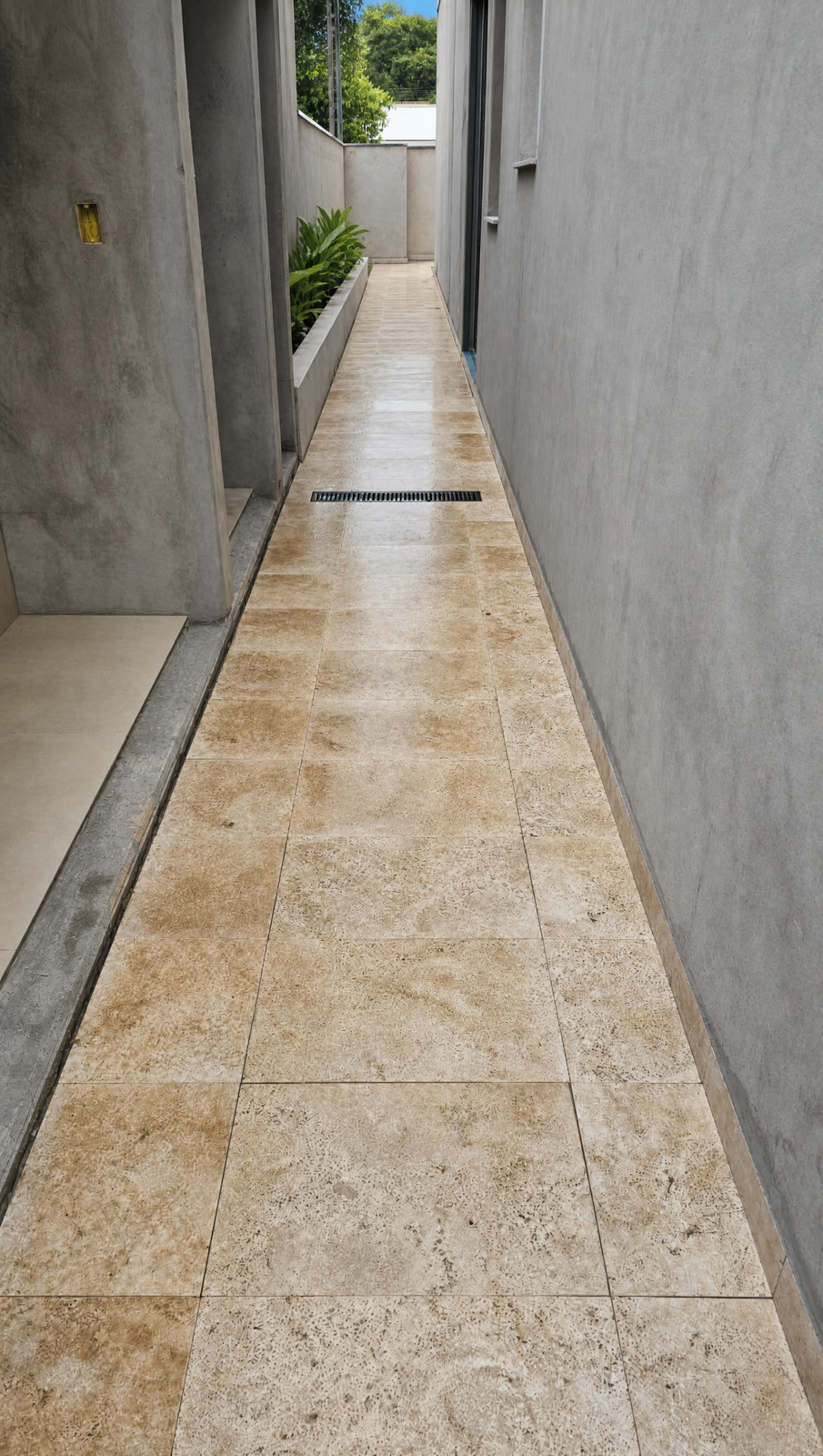 Travertino Romano Anticato 40,6×61 aplicado. Pisos, paredes e fachadas, áreas internas e externas