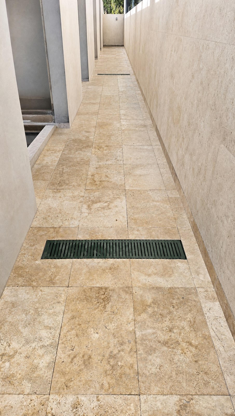 Travertino Romano Anticato aplicado. Pisos, paredes e fachadas, áreas internas e externas