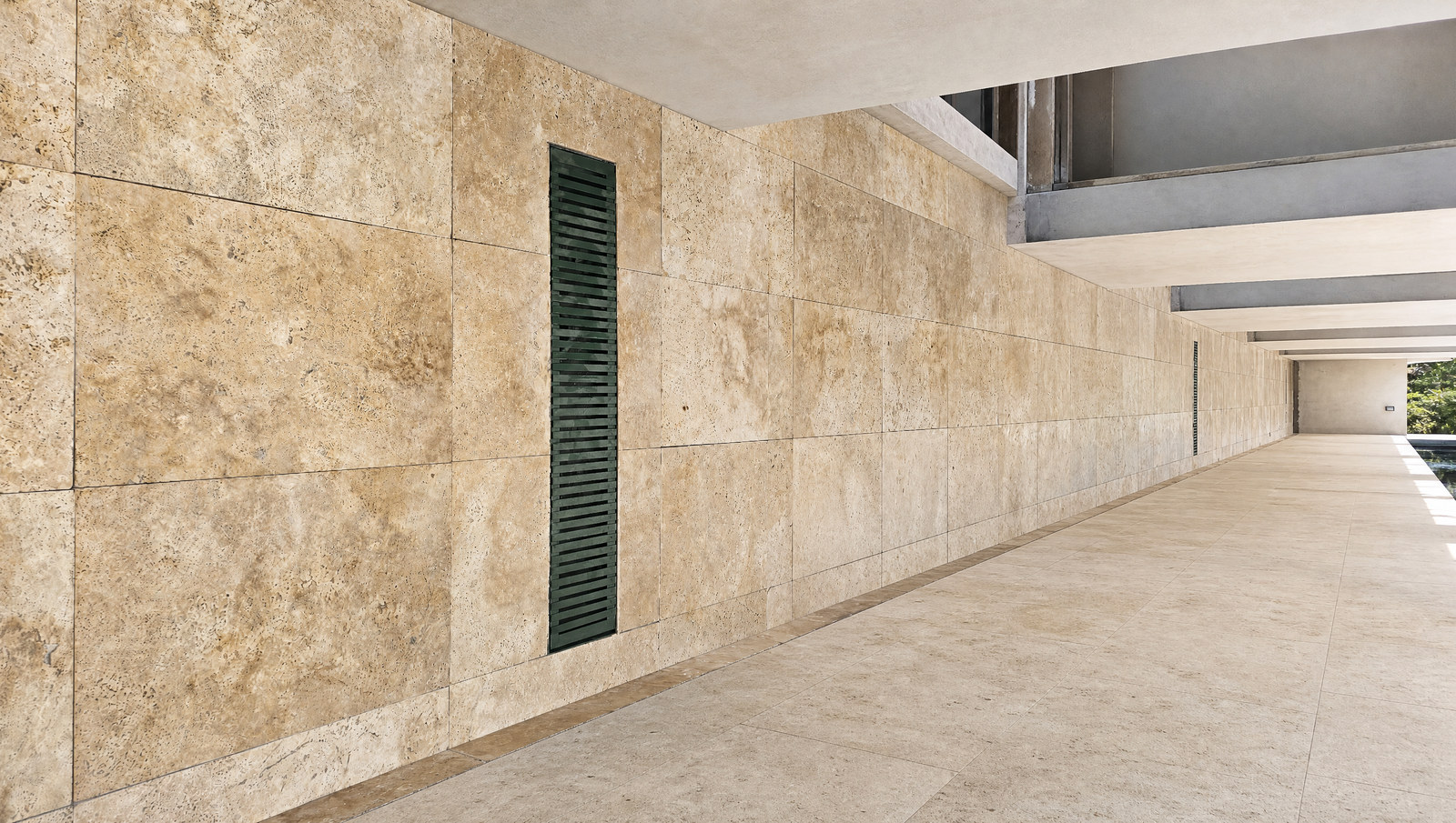 Travertino Romano Anticato 40,6×61 aplicado. Pisos, paredes e fachadas, áreas internas e externas