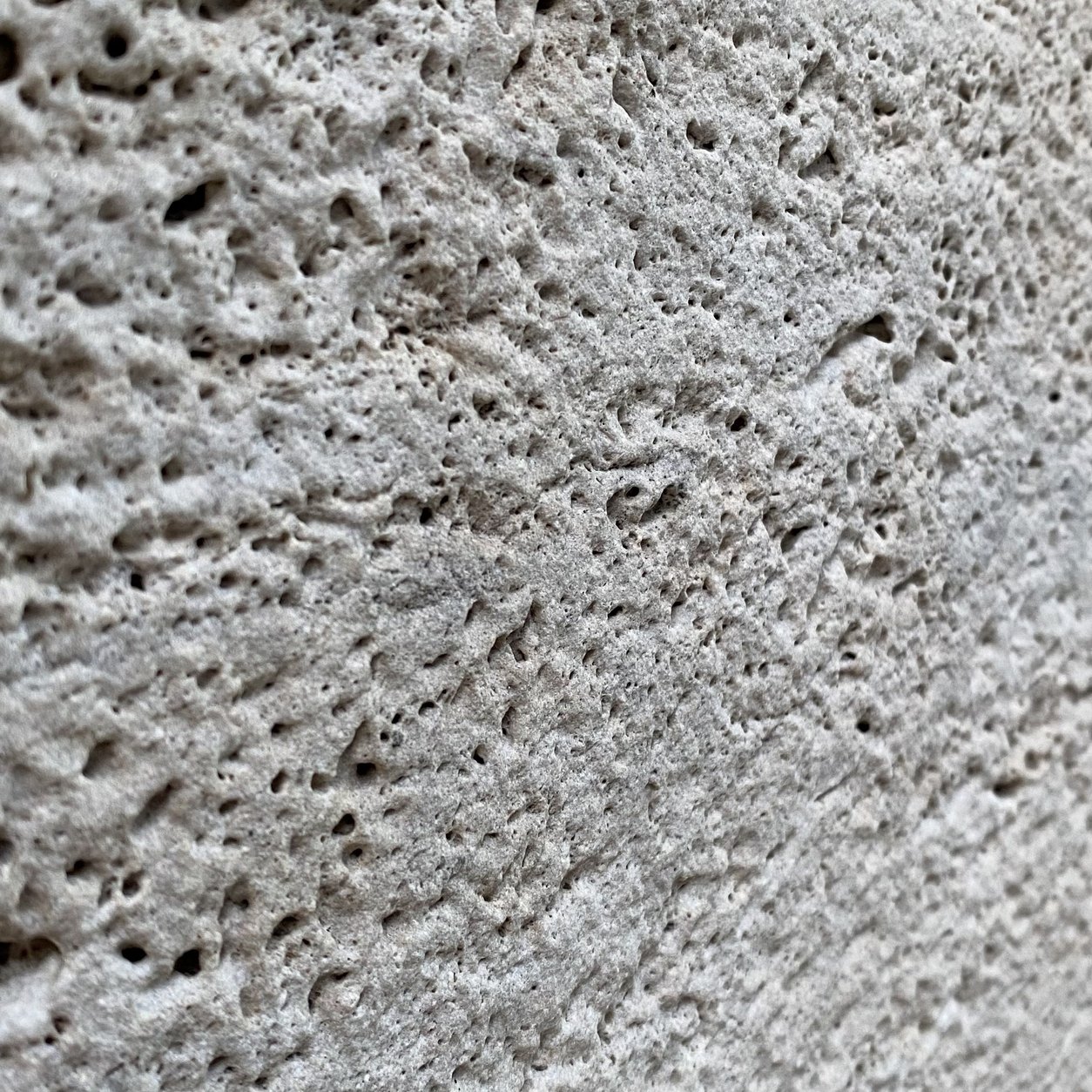 Travertino Romano Vulcano — a pedra de perto, origem Turquia