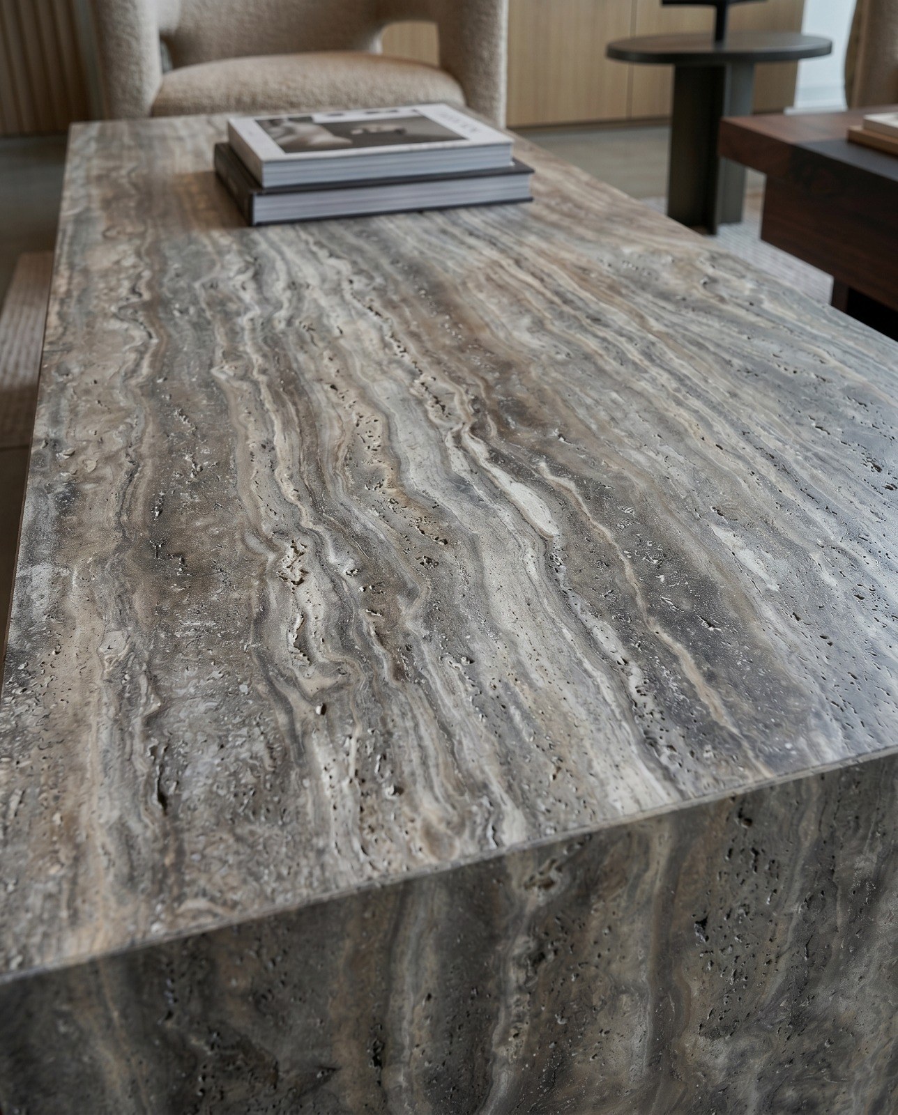 Ladrilho Travertino Silver Vein Cut aplicado — Piso e revestimento, projetos contemporâneos