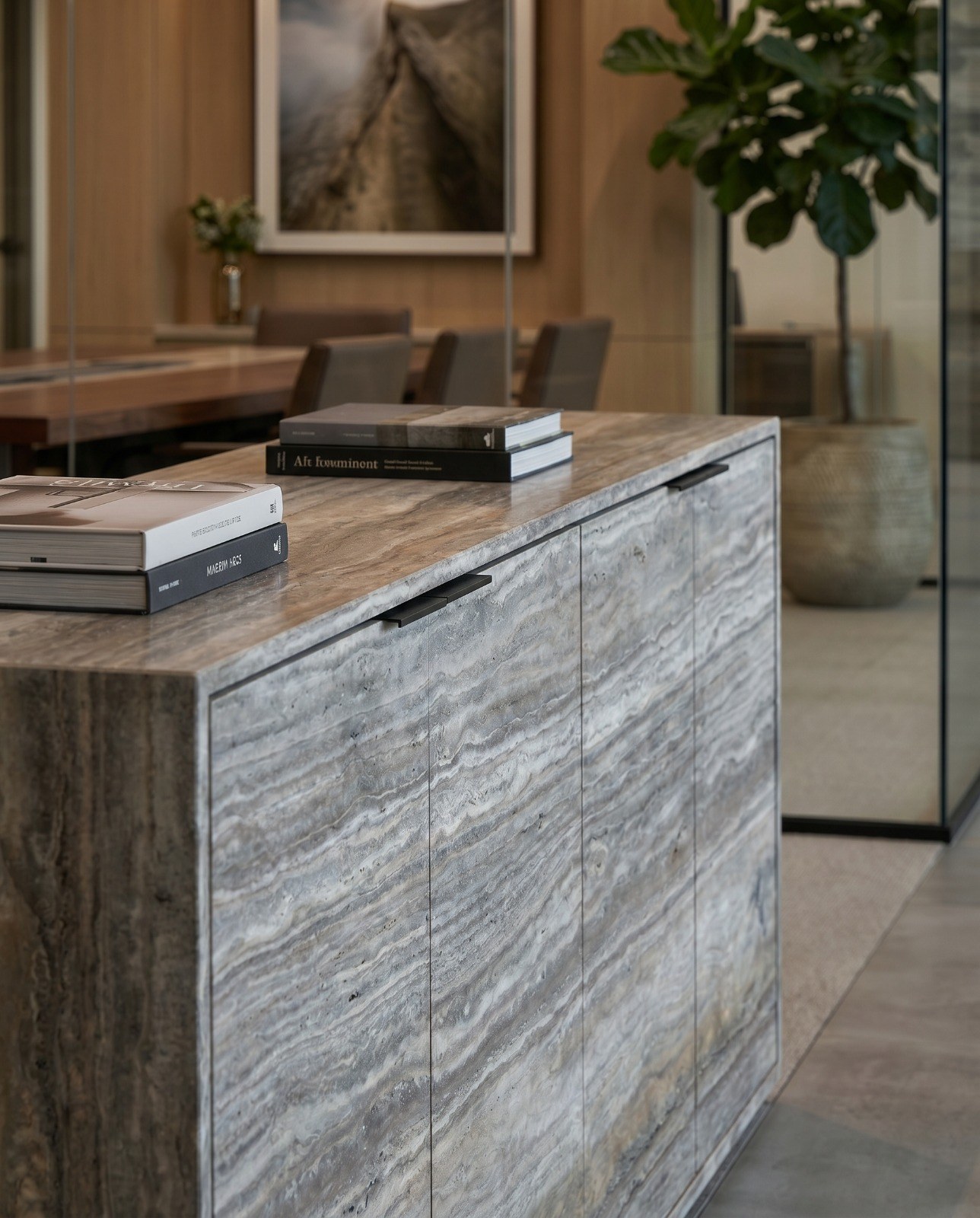 Ladrilho Travertino Silver Vein Cut aplicado — Piso e revestimento, projetos contemporâneos
