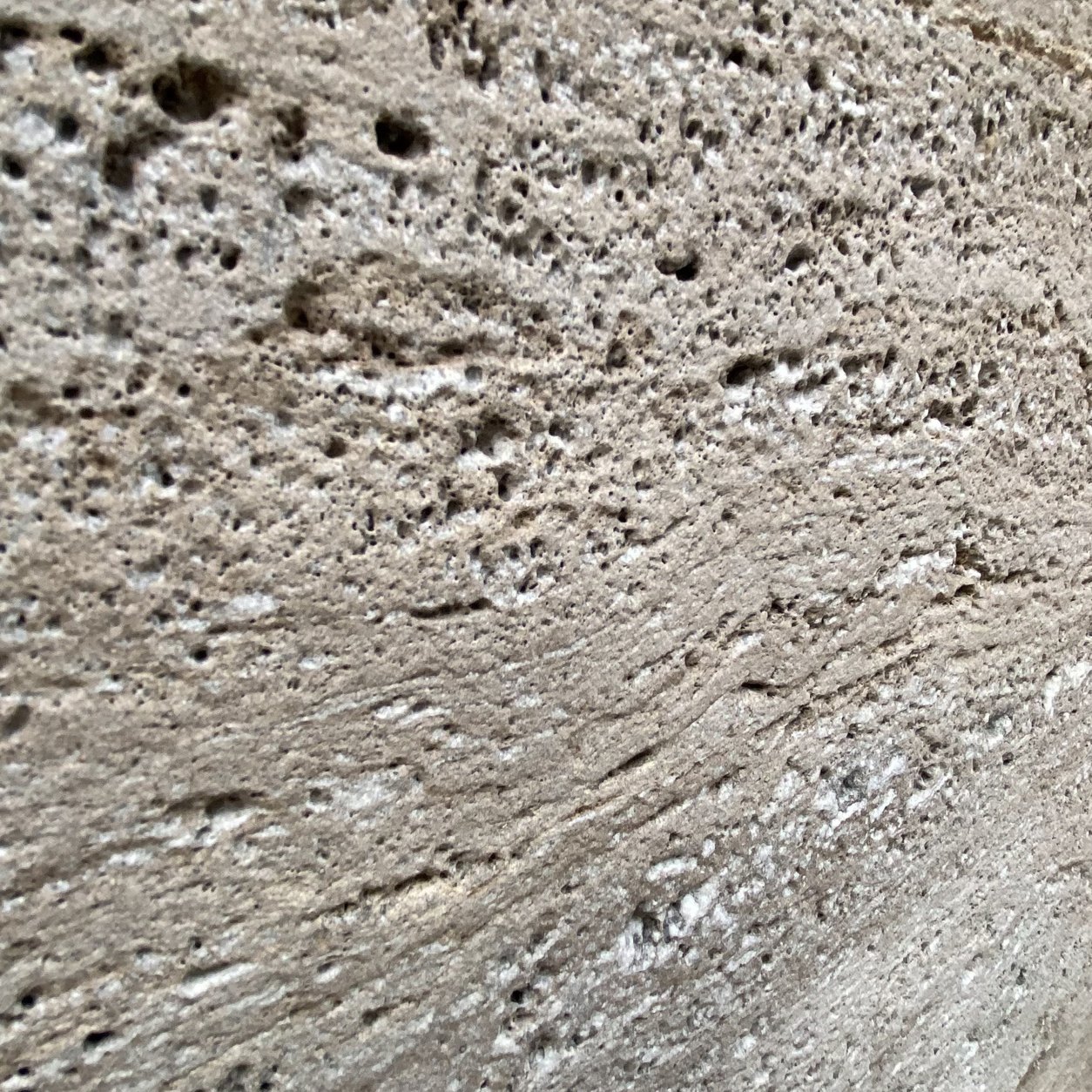Travertino Silver Vulcano — a pedra de perto, origem Turquia