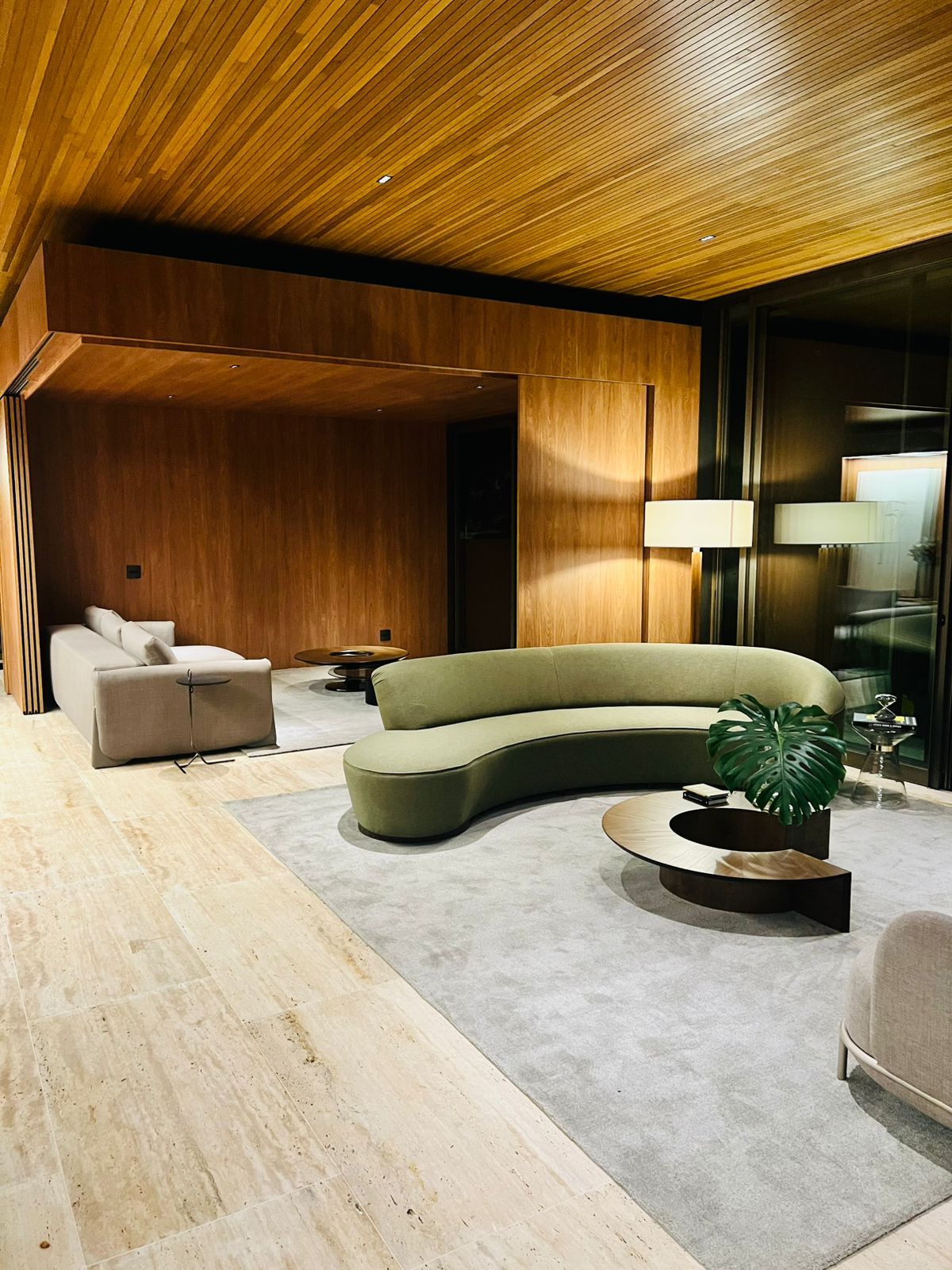 Piso de Travertino Clássico em sala de estar com sofá curvo