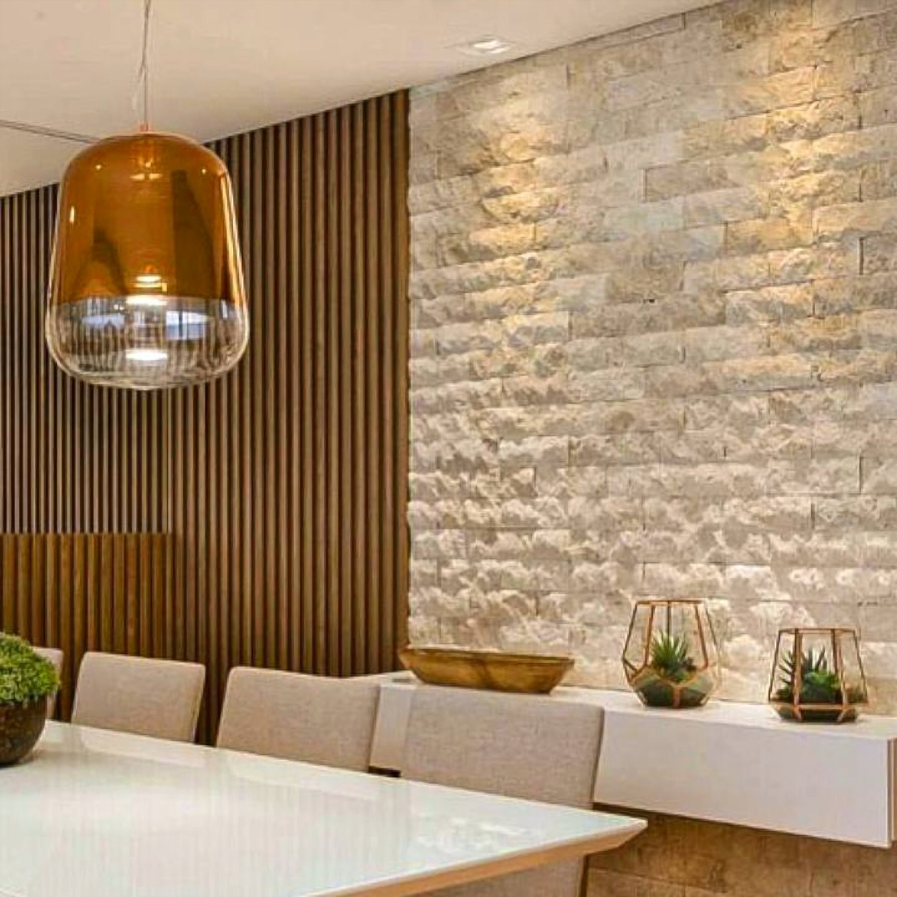 Fachada revestida com Rock Face de Travertino Romano Light