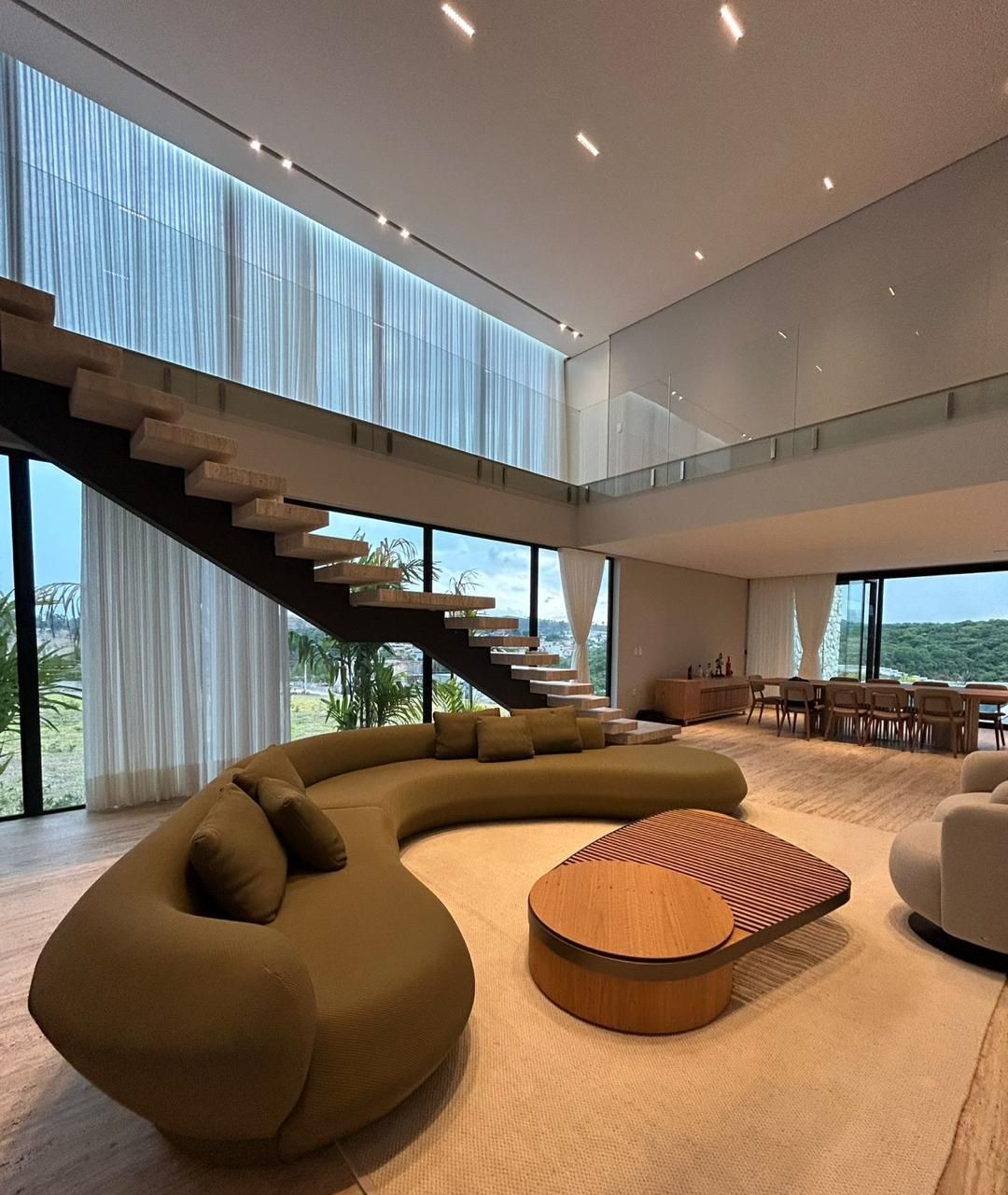 Sala com piso de Travertino Clássico e escada ao fundo